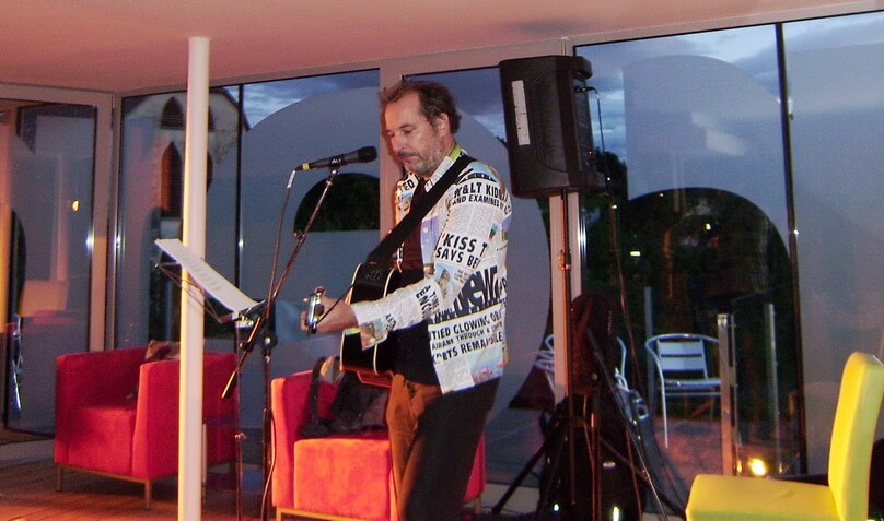 Harald Schwinger mit Gitarre